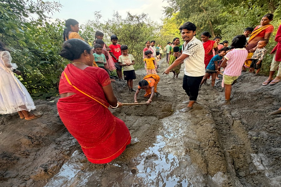 गोमिया में ग्रामीणों ने खुद बना दी सड़क, सरकारी तंत्र को दिखाया आईना 