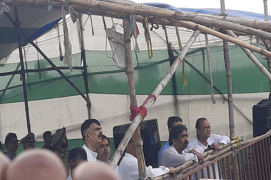 सीएम हेमंत सोरेन ने स्वर्गीय सुदिव्य सोनू की अर्थी को दिया कंधा, कुछ देर में होगा अंतिम संस्कार