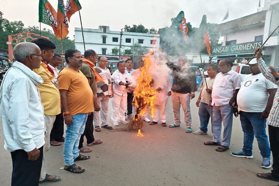 वित्त मंत्री राधाकृष्णन किशोर के खिलाफ भाजपा का प्रदर्शन, शवयात्रा निकालकर पुतला फूंका