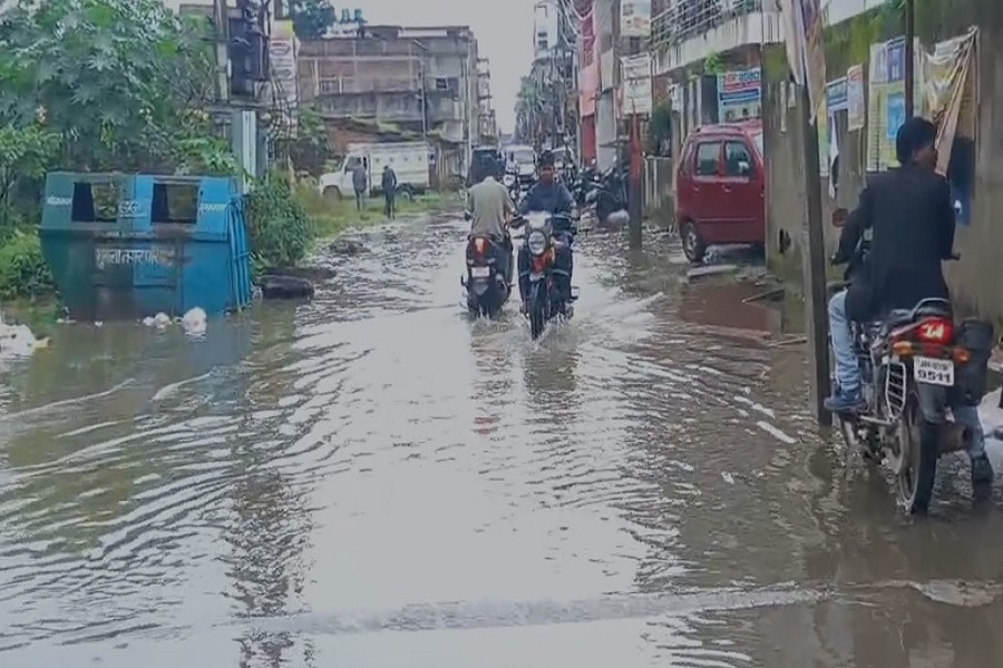 गुमला में बारिश से डीएसपी रोड बना तालाब, स्कूली बच्चों और राहगीरों की बढ़ी परेशानी