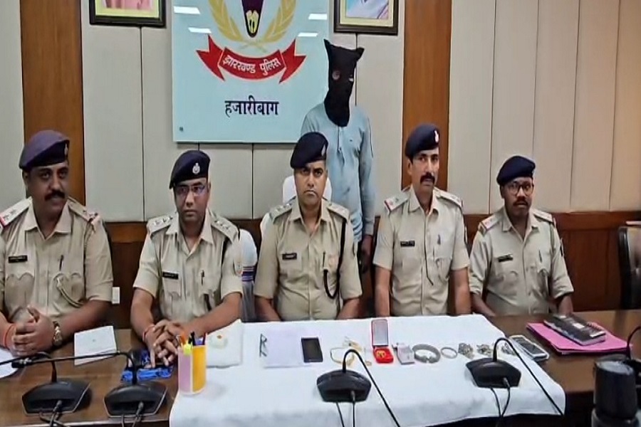 हजारीबाग पुलिस के हत्थे चढ़ा शातिर चोर, लाखों की जेवरात चोरी मामले का हुआ खुलासा