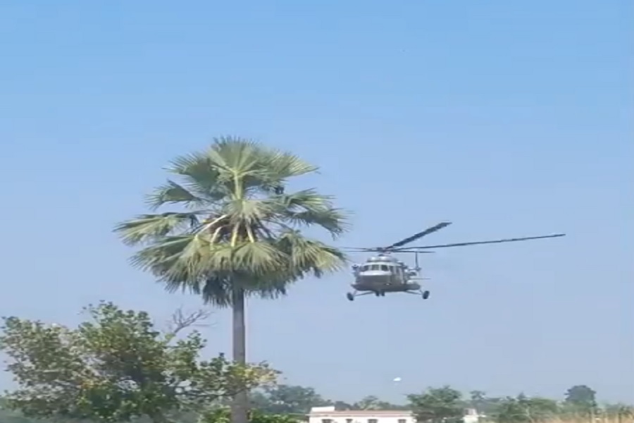 बाढ़ में फंसे परिवारों तक ऐसे पहुंची मदद, सारण में हेलीकॉप्टर से राशन का एयर ड्रॉप