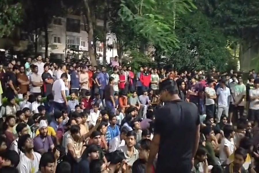IIIT में छात्र की मौत पर बवाल, धरने पर बैठे सहपाठी; निदेशक और एकेडमिक डीन के इस्तीफे की मांग