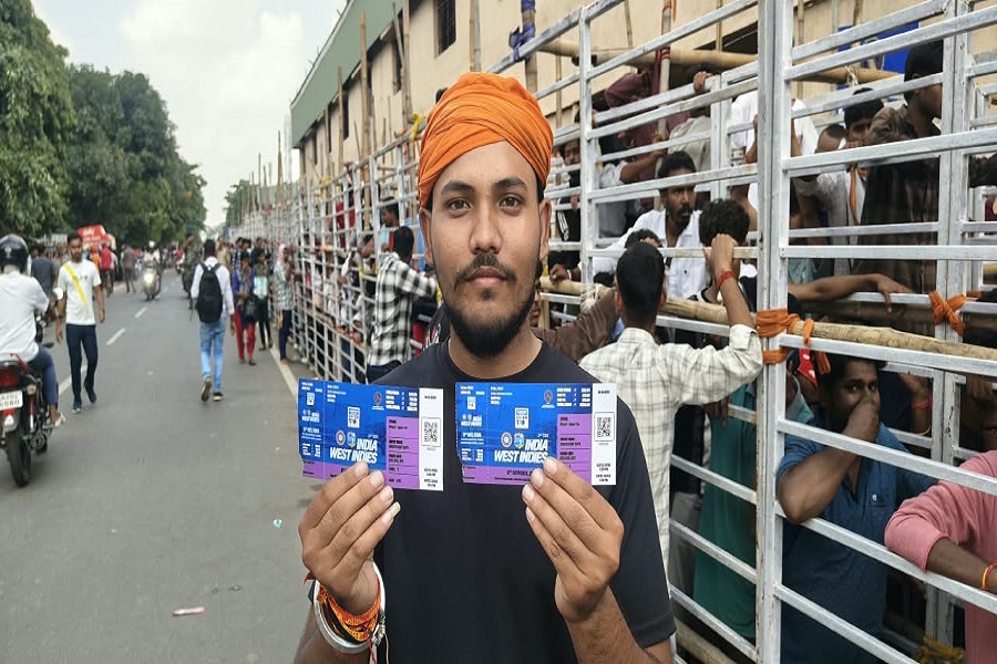 रांची JSCA स्टेडियम के बाहर टिकट के लिए उमड़ी भीड़, लंबी कतार में लगे क्रिकेट फैंस