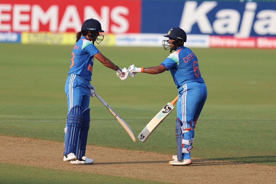 जिम्बावे के खिलाफ दूसरे ODI मैच में हरमनप्रीत कौर और दीप्ति शर्मा का शतक, 300 का आंकड़ा पार