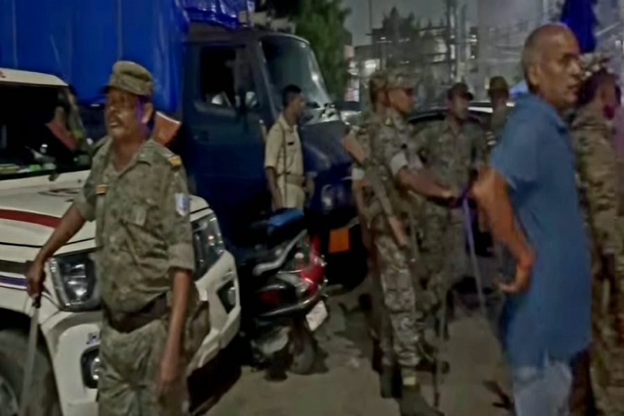 जमशेदपुर में देर रात दो पक्षों के बीच बवाल, पुलिस ने किया लाठीचार्ज और हवाई फायरिंग!