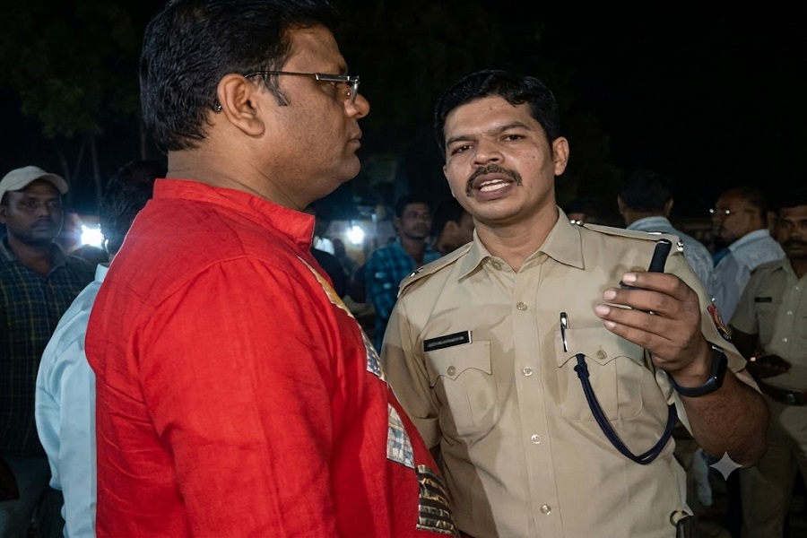 प्रतिमा विसर्जन के दौरान आतिशबाजी को लेकर विवाद, थाने के सामने सड़क जाम