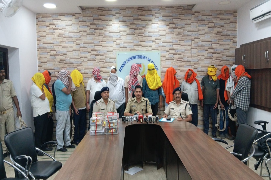 जमशेदपुर में जुआ अड्डे पर पुलिस की छापेमारी, 15 गिरफ्तार; 7.67 लाख रुपये और 16 मोबाइल बरामद