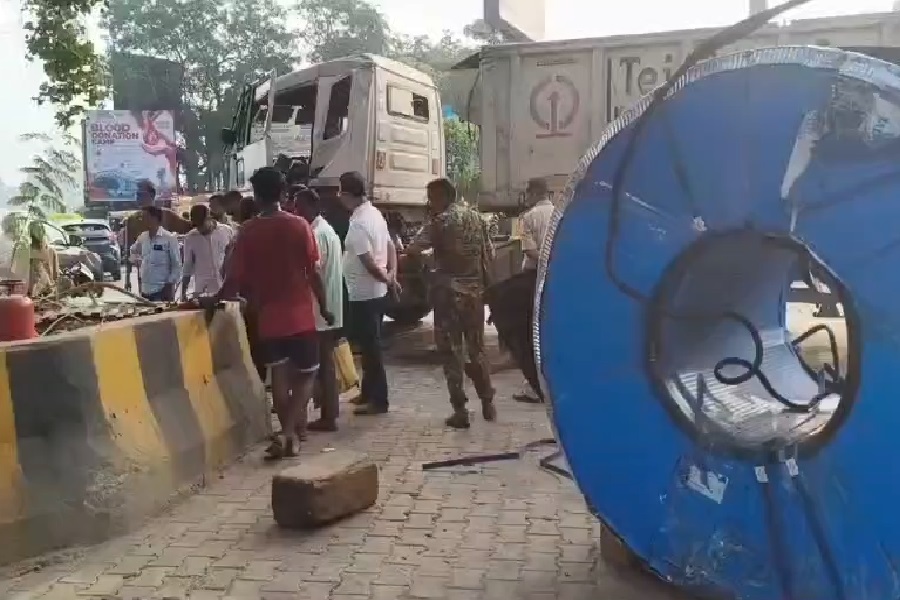 मानगो बस स्टैंड गोलचक्कर के पास 18 चक्का ट्रेलर पलटा, बड़ा हादसा टला