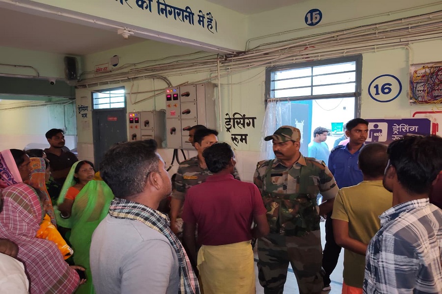 जामताड़ा में अपराधियों के हौसले बुलंद, जेल से छूटे चौकीदार के बेटे ने युवक पर कैंची से किया हमला
