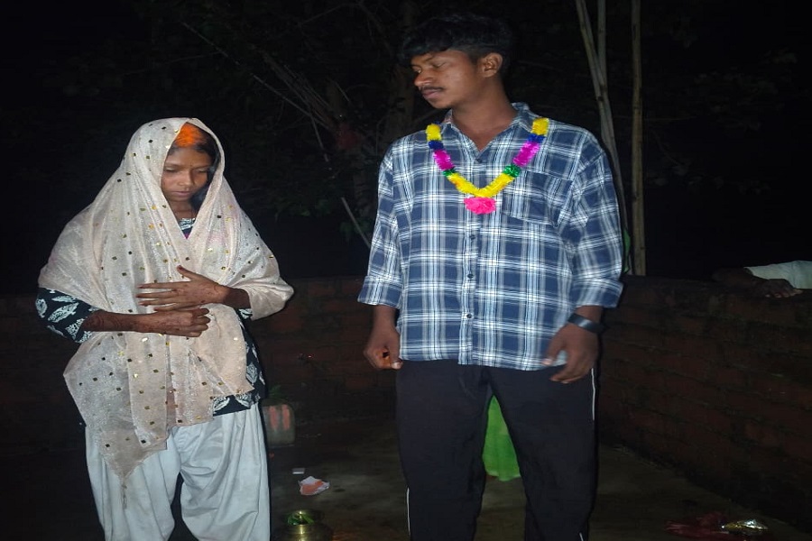 जामताड़ा में प्रेमिका से चोरी-छिपे मिलने पहुंचे प्रेमी को ग्रामीणों ने पकड़ा, फिर मंदिर में कराई शादी