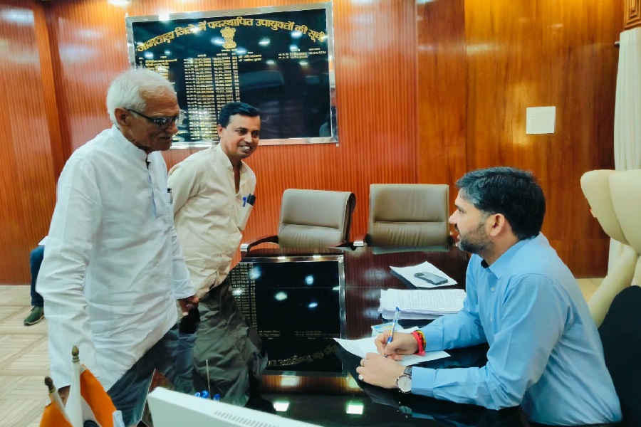 जामताड़ा में PDS डीलरों ने DC को सौंपा ज्ञापन, दुर्गा पूजा से पहले कमीशन भुगतान की मांग