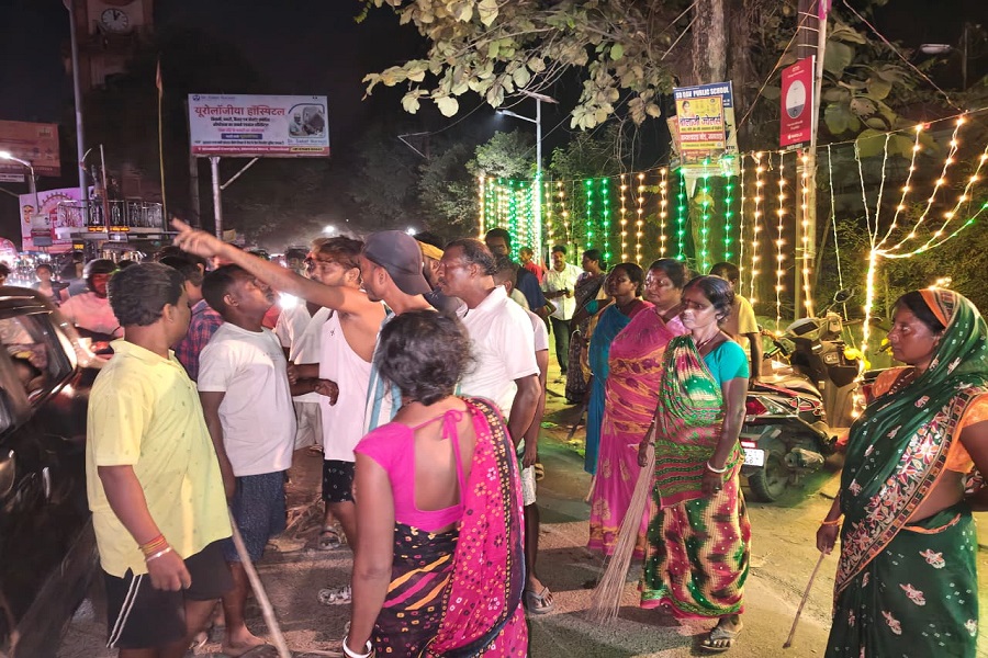जामताड़ा में 4 महीने का मानदेय न मिलने पर सफाई कर्मियों का फूटा गुस्सा, नगर अध्यक्ष के झाड़ू लगाने से और भड़का आंदोलन