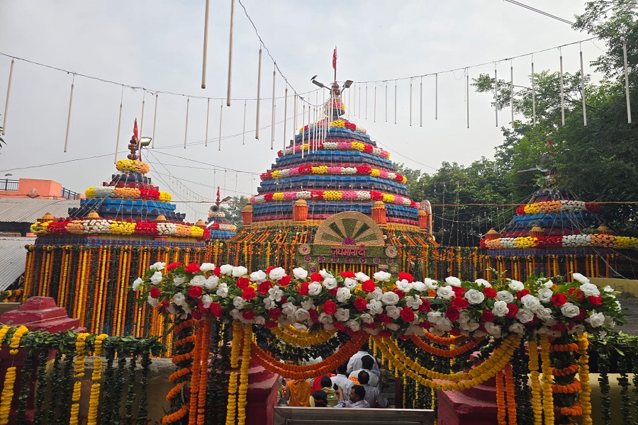 नवरात्र पर दुल्हन की तरह सजा मां छिन्नमस्ता मंदिर, दर्शन के लिए उमड़ रहे श्रद्धालु