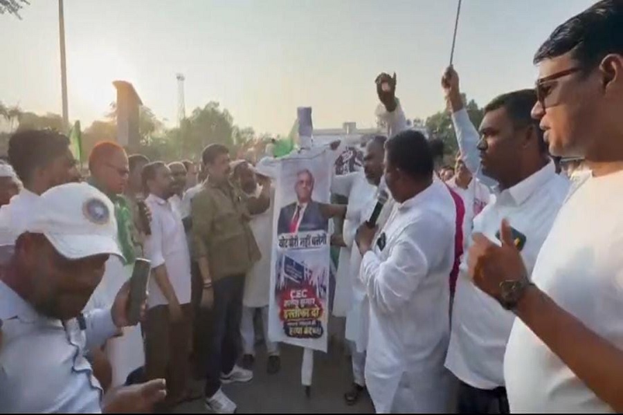 गढ़वा में मुख्य चुनाव आयुक्त के खिलाफ JMM का प्रदर्शन, इस्तीफे की मांग