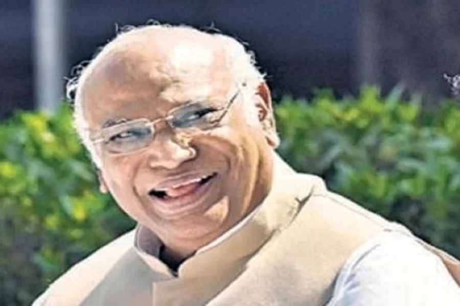  मल्लिकार्जुन खड़गे से शशि थरूर ने की हार स्वीकार, राहुल ने कहा-पार्टी में अब मेरा रोल भी तय करेंगे नए अध्यक्ष