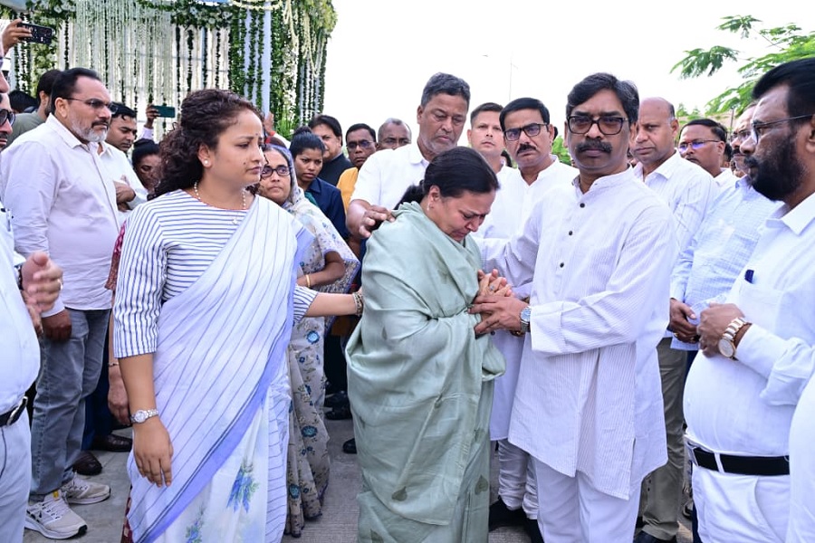 तृषा सिंह के ब्रह्मभोज में शामिल हुए CM हेमंत और कल्पना सोरेन, पुष्प अर्पित कर दी श्रद्धांजलि