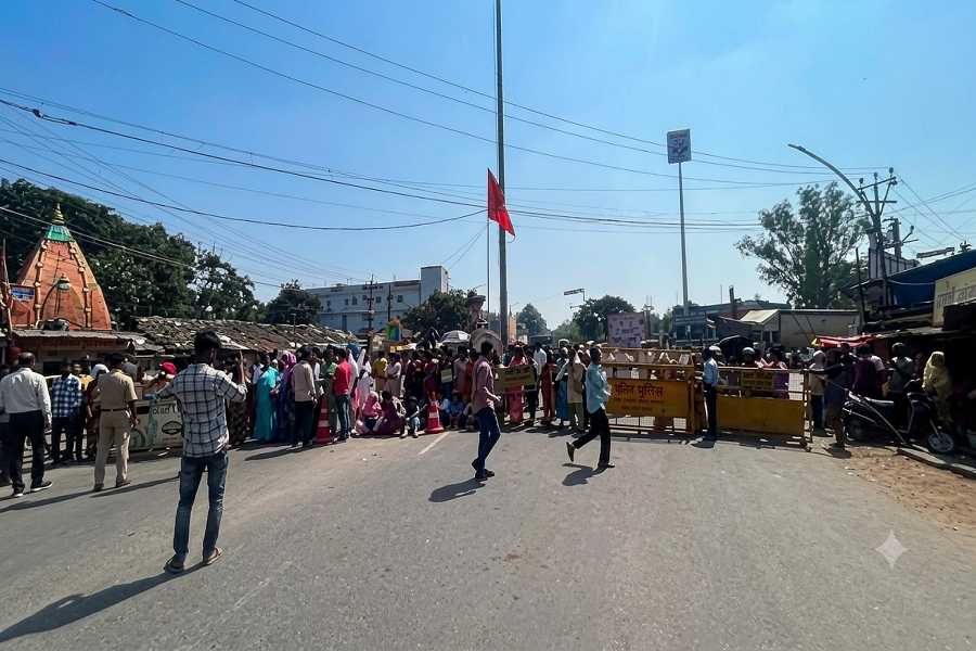 खूंटी में फादर बेनेदिक्त बारला पर हमले के विरोध में सड़क जाम, आरोपियों की जल्द गिरफ्तारी की मांग