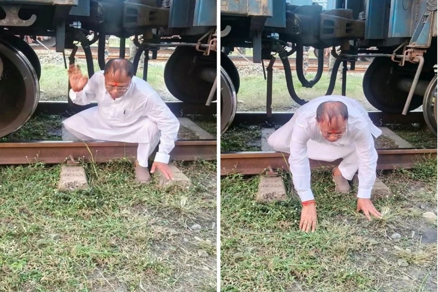 मालगाड़ी के नीचे से रेंगकर पटरी पार करने को मजबूर हुए पूर्व विधायक जानकी प्रसाद यादव