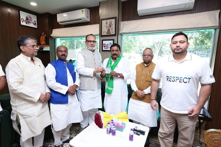 नीतीश के पूर्व मंत्री लक्ष्मेश्वर राय ने छोड़ी पार्टी, तेजस्वी यादव के संग  थामा RJD का झंडा