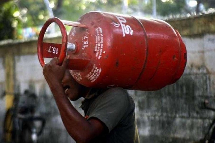 महीने के पहले दिन ही तगड़ा झटका, LPG सिलेंडर 250 रुपये हुआ महंगा