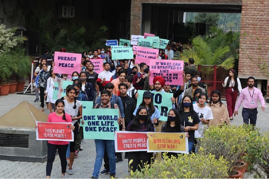 LPU में देर रात हिंसक प्रदर्शन, छात्रा से दुष्कर्म की खबर पर भड़के छात्र; हाईवे किया जाम  
