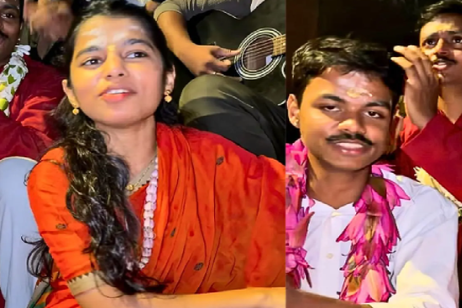 काशी के तुलसी घाट पर मैथिली ठाकुर ने युवाओं संग गाए भजन, भक्तिमय हुआ माहौल