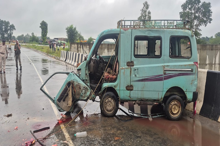 गढ़वा में तेज रफ्तार मैजिक डिवाइडर से टकराई, 2 लोगों की मौत और 3 गंभीर रूप से घायल