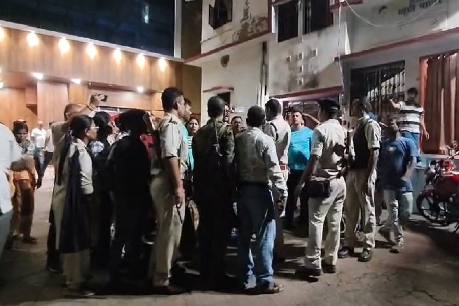 पाकुड़ होटल में ठहरे मालदा जिला परिषद के 24 सदस्य, बंगाल पुलिस पहुंची तो हुआ विवाद