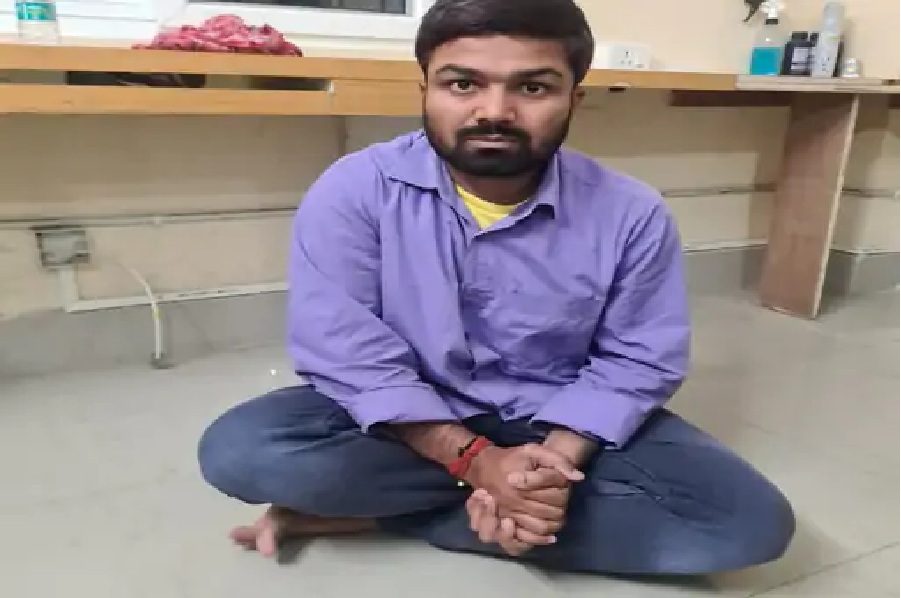 पुलिस की गिरफ्त में YouTuber मनीष कश्यप का रोते हुए Video वायरल, देखें वायरल Video- Crying video of YouTuber Manish Kashyap in police custody goes viral, watch viral video
