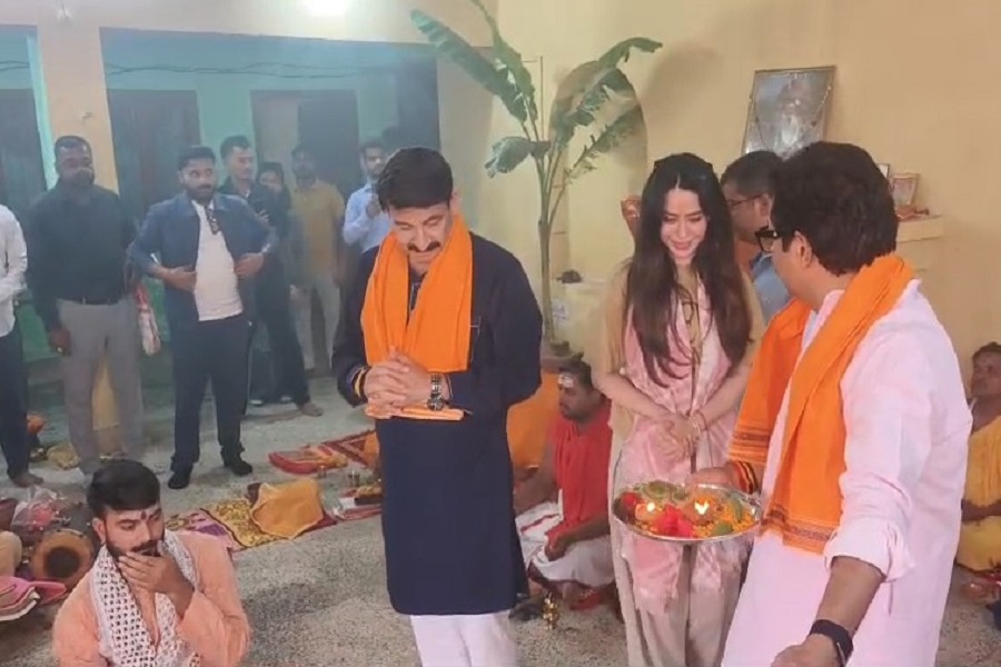 गिरिडीह पहुंचे सांसद मनोज तिवारी, विनोद सिन्हा के आवास पर की मां दुर्गा की पूजा-अर्चना