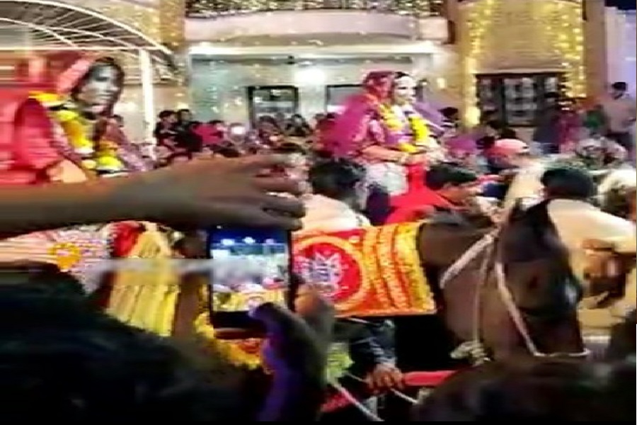 लड़कियां शादी में घोड़ी चढ़ गई तो पंचायत ने समाज से किया बहिष्कार, कहा- 50 हजार दंड भरो