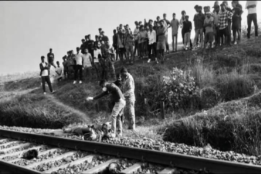 रेलवे ट्रैक पर मिले प्रेमी युगल के शव, एक दिन पहले की थी शादी