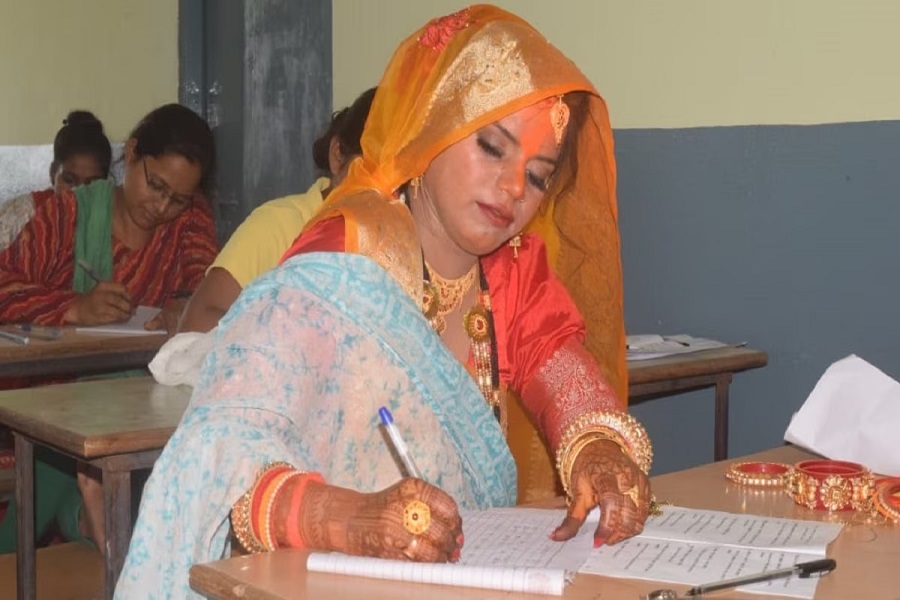 दुल्हन के जोड़े में परीक्षा देने पहुंची नमिता, पति सजी-धजी गाड़ी में बैठकर बाहर करता रहा इंतजार