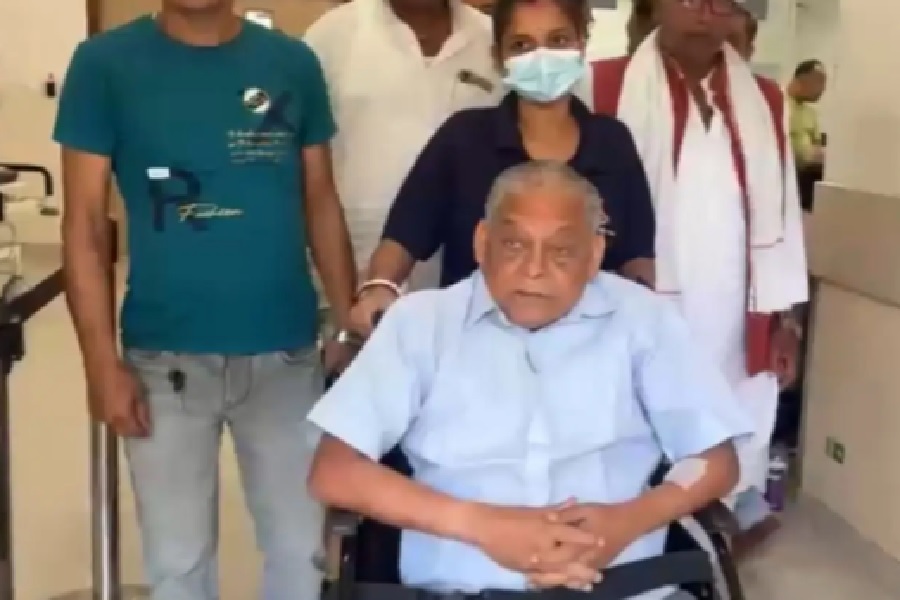 अस्पताल से डिस्चार्ज हुए JDU उम्मीदवार नीरज कुमार, अनंत सिंह के ‘नाटक’ वाले बयान पर चर्चा तेज