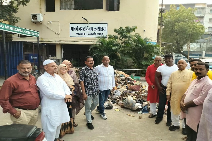 मुर्दा मैदान का कचरा निगम कार्यालय के सामने डंप, सरयू राय ने कहा- अब निगम हटाये