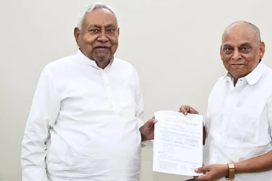  अनंत सिंह के विरोध के बीच नीरज से मिले नीतीश, दिया जीत का संदेश 