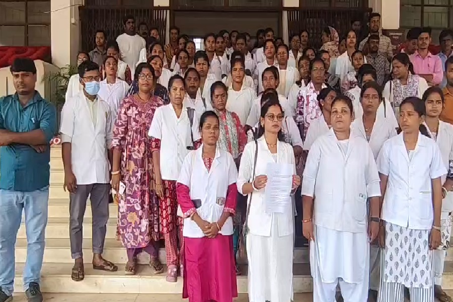 पाकुड़ में स्वास्थ्य विभाग के आउटसोर्सिंग कर्मचारियों का प्रदर्शन, 6 सूत्री मांगों को लेकर DC कार्यालय का घेराव