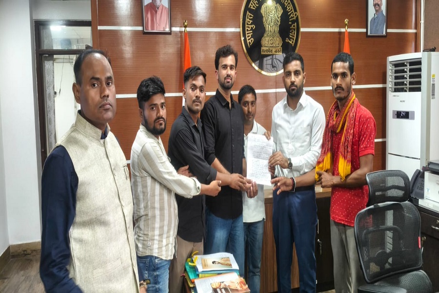 होमगार्ड और चौकीदार बहाली की मांग को लेकर पलामू DC से मिले छात्र नेता