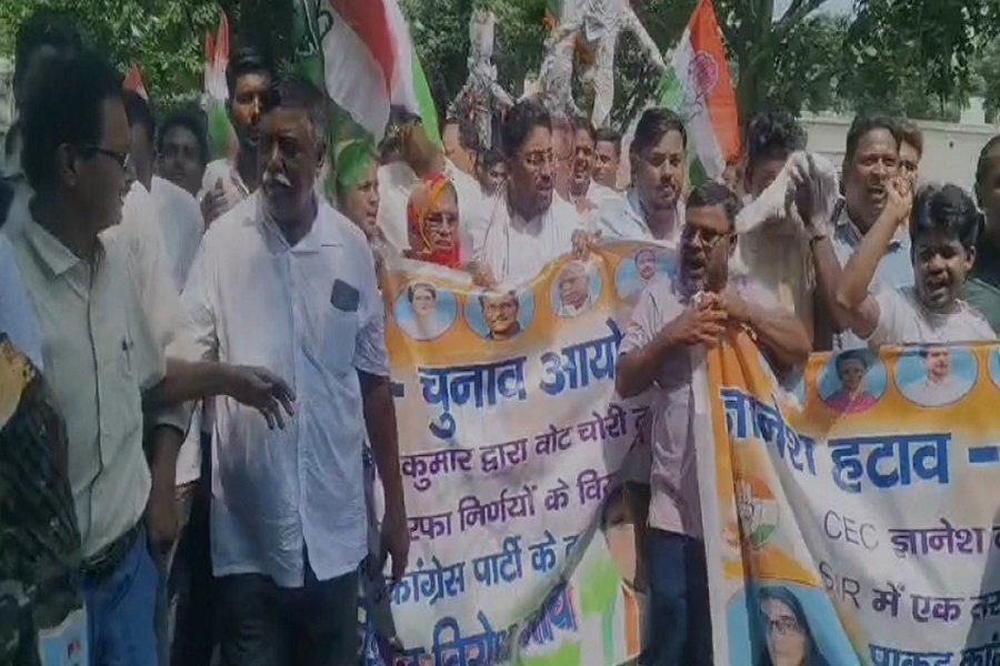 पाकुड़ में चुनाव आयोग के खिलाफ कांग्रेस का प्रदर्शन, ज्ञानेश कुमार का फूंका पुतला 