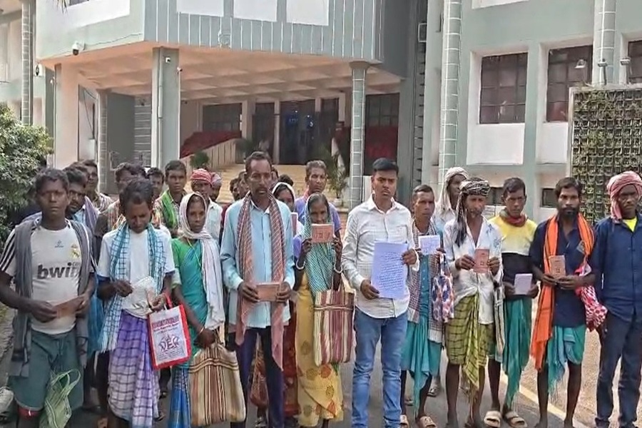 पाकुड़ में राशन घोटाला! डीलर पर चावल-गेहूं में कटौती का आरोप