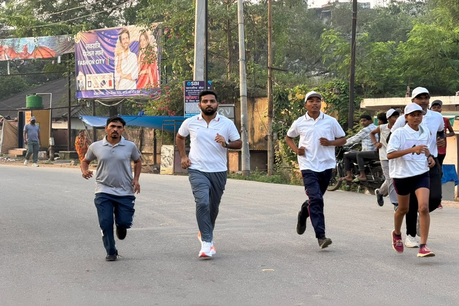 फिटनेस का संदेश देने सड़क पर उतरे पलामू DC दिलीप प्रताप सिंह शेखावत, 48 मिनट में लगाई 9 Km की दौड़