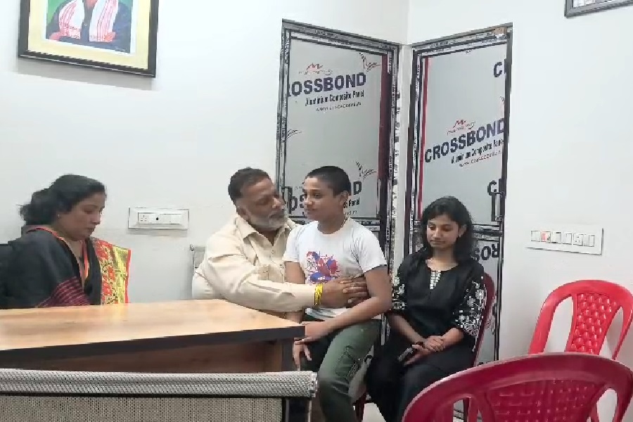 दिवंगत मंत्री सुदिव्य कुमार सोनू के आवास पहुंचे पप्पू यादव, परिजनों को बंधाया ढांढस