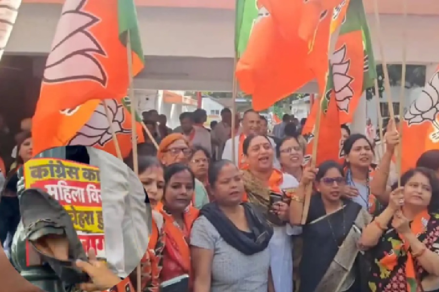पटना में BJP महिला मोर्चा का प्रदर्शन, कांग्रेस सांसद के पोस्टर पर बरसाए जूते