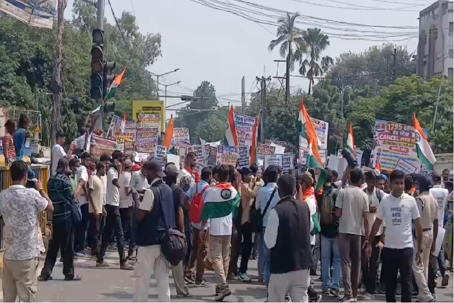 दारोगा परीक्षा रद्द होने पर पटना में बवाल, पुलिस ने अभ्यर्थियों पर किया लाठीचार्ज
