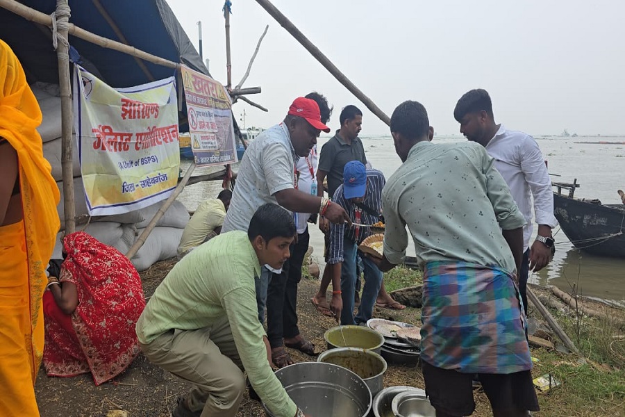 सिर्फ खबर नहीं, मदद भी: साहिबगंज में बाढ़ प्रभावितों के बीच पत्रकारों ने बांटा भोजन
