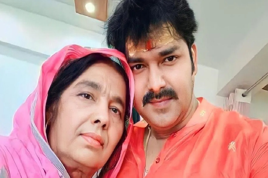 pawan_singh_with_mother1.jpg