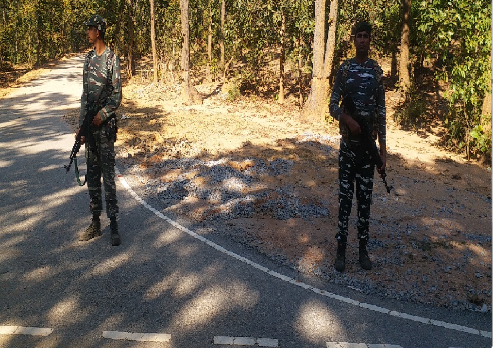 Lohardaga Encounter: Security forces blew up Naxalites' bunker, helicopter surveillance
