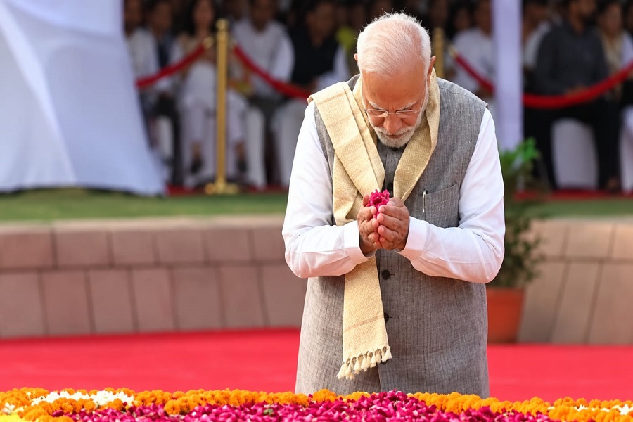 गांधी जयंती पर राजघाट पहुंचे PM मोदी, बापू को दी श्रद्धांजलि; देशभर में मनाया जा रहा 157वां जन्मदिवस