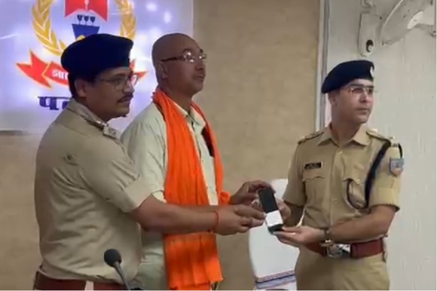 पलामू पुलिस ने बरामद किए 97 गुम मोबाइल, धारकों को लौटाए 